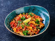 Пържени оризови китайски спагети / нудели / нудълс с пилешко месо, гъби, соев сос и зеленчуци на тиган
